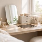 Un coin beauté minimaliste tient dans une tablette, un miroir et quelques rangements
